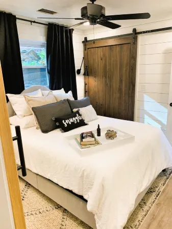 Welcome to "The Lilly Pad" Waterfront Resort Cottage at Smith Lake!