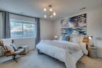 Panoramic Mountain View Retreat w/ Hot Tub - 3/3 Designer Home Hike and Bike!