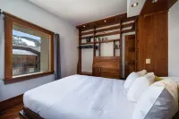 100 ft. to Gondola! Heart of Lionshead! Views, Fireplace, Balcony, Parking!