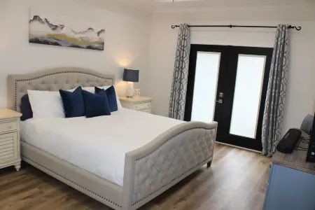 Welcome to The Oasis Pool Haus! Enjoy a private, luxury home with pool. Отели в г. Сельма