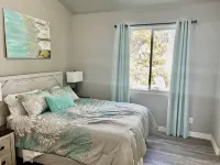 Gorgeous 3 bedroom cabin with hot tub