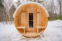 NEW Chalet 6 minutes from Sunday River! Hot tub, Sauna, Sleeps 12, Dog Friendly!