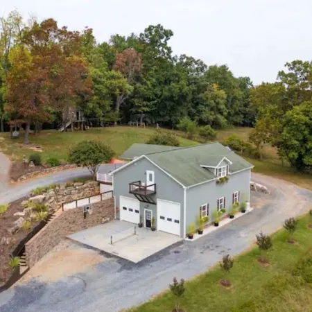 Mountain Veiws, Hot Tub,Treehouse,Gameroom, Child Playroom, Pet Friendly
