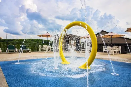 Cheerful 3-Bedroom Villa Sleeps 8 With Public Pool