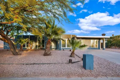 Sunshine Escape: Spacious 4BR Home with Heated Pool in Prime Scottsdale Location Hotels near Kierland Commons