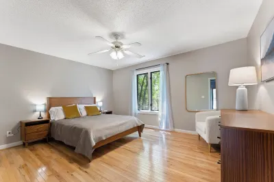 Beautiful creek side mountain home. 10 Min to Downtown!