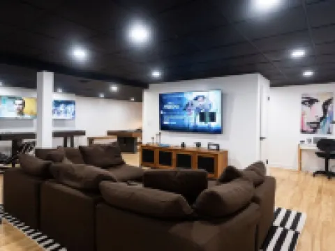 Lake house with a game room 庫克薩基酒店