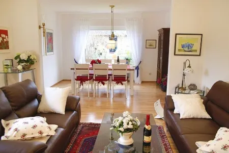 Exclusive and tastefully furnished apartment in a quiet locationwireless Internet access) Отели в г. Норден
