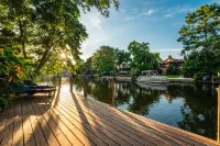 Sunny Fall Getaway: Waterfront Springs Retreat with Kayaks/ Fire Pit /Huge Yard
