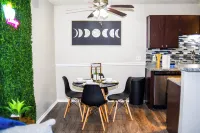 10 Mins Away Cowboy/Ranger Stadium 1b/1b