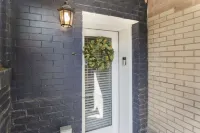 Upscale 2BR Apartment with Patio 블루밍데일 호텔