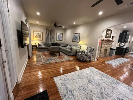 Charming 4-bedroom house with WiFi and AC close to French Quarter