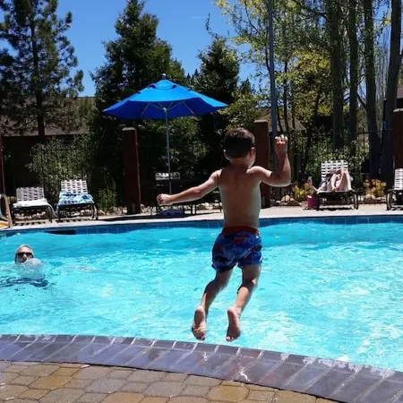 Gorgeous Tahoe Condo- Pools Tennis, Pickleball , Walk to the Beach!
