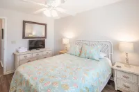 "Making Waves" Oceanfront/Pet Friendly/Less then 10 Steps to Beach off deck!