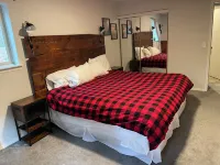 Spacious Mount Hood home near river, dogs OK, game room, WiFi