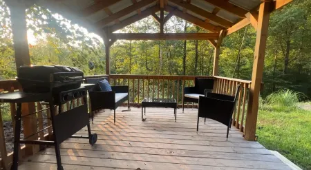 Rustic Retreat at Backwoods Bungalow – Secluded Cabin with Modern Comforts Отели в г. Пайк