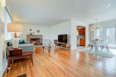 Mid Mod Inspired - WSU, WPAF Base, Soin Med Center Отели рядом с достопримечательностью «Berns Garden Center»