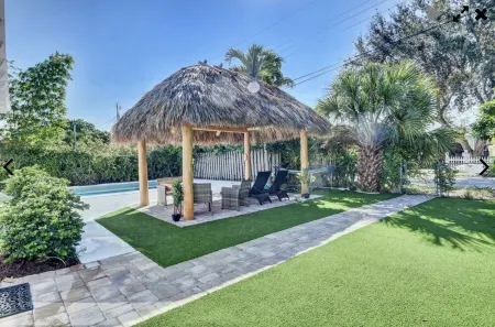 Downtown Delray Beauty heated pool home Sleeps 10 and close to beach Отели рядом с достопримечательностью «The Art Arena Gallery»