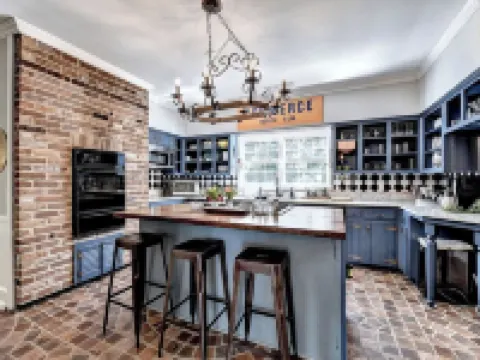 King St Retreat- Pvt Pool, Bball, Ping Pong, Pets OK スワニーのホテル