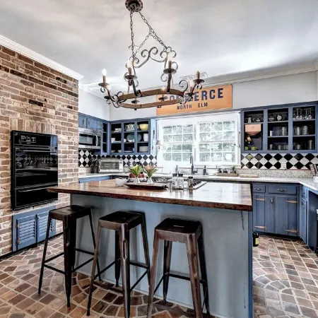 King St Retreat- Pvt Pool, Bball, Ping Pong, Pets OK