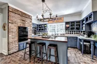 King St Retreat- Pvt Pool, Bball, Ping Pong, Pets OK