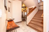 Large Luxury Home w/ Private Hot Tub / Garage