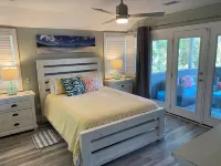 Sea Salt Cottage - Beach Front Neighborhood, Next to Downtown Restaurants