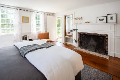 Reuben Young House:  Two 1st Floor King Master Suites. Close to Town & Beaches.