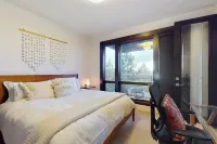 Modernist Mountain View Retreat in Old Mill!! Hot Tub!!!  Pool Table!!!