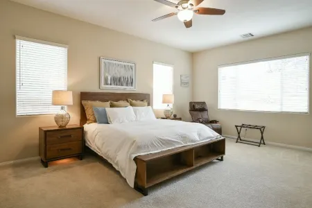 Beautifully Decorated Everything is New!  Spacious Single Story Home. Отели рядом с достопримечательностью «Cactus Garden Dr»