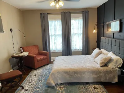 Historic Walnut Street  Huge Home 8 bedrooms 4 bath