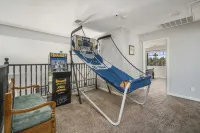 Amazing pool, arcade game and basktball game loft, pool table, 5 bedrooms