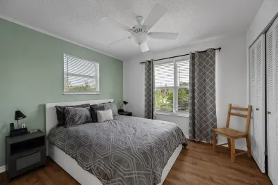 Sandy Feet Retreat! Minutes to Sanibel and Bunche Beach.