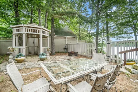 Beautiful Lake House -11 miles from Traverse City on Spider Lake - Pets welcome!