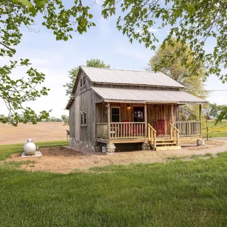 Cozy Cabin Near Nashville, TN ~ Surrounded By Beautiful Farmland