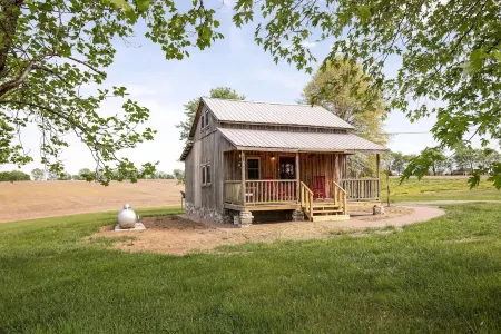 Cozy Cabin Near Nashville, TN ~ Surrounded By Beautiful Farmland