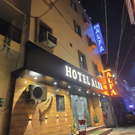 Hotel Alfa Отели рядом с достопримечательностью «Вокзал Лакхнау»