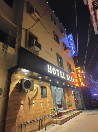 Hotel Alfa Отели рядом со станцией Charbagh Railway Station