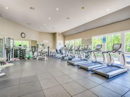 Gorgeous Direct Ocean and Pool Views! 2Br 2BA Smart TV’s Beach Chairs 4th Floor