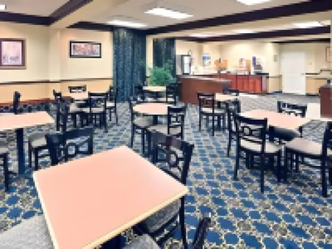 Days Inn & Suites by Wyndham Tahlequah Hotels in Cherokee County