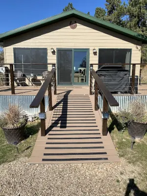 Peaceful, Private, Quiet And Luxurious Cabin On 15 Acres Surrounded by Forest Hoteles en South Lawrence