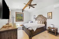 Palm Desert Estate, Pool, Courts, Saunas & No Checkout, Sleeps 20+