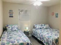 SEASCAPE COZY BEACH HOME 1/2MI. TO OCEAN! SLEEPS 6-Fenced Backyard Hotels in Naples Park