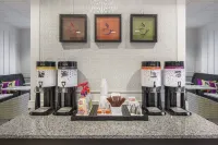 Hampton Inn and Suites Newport/Cincinnati - breakfast