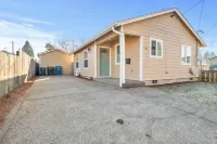 Charming 2-bedroom house with AC, WiFi in welcoming Salem Hotels near A Dong Market