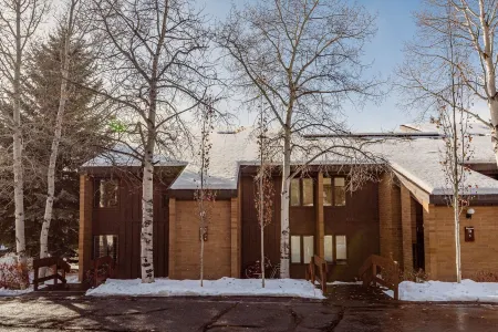 Cozy Condo with Bald Mountain Views & Top-Notch Location—Stay & Play