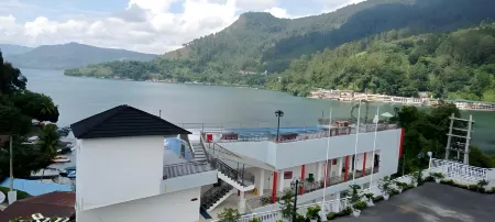 Grand Tamaro Hotel Отели рядом с достопримечательностью «Pantai Bebas Parapat Danau Toba»