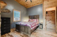 Cozy Hiker’s Retreat with Relaxing Hot Tub.