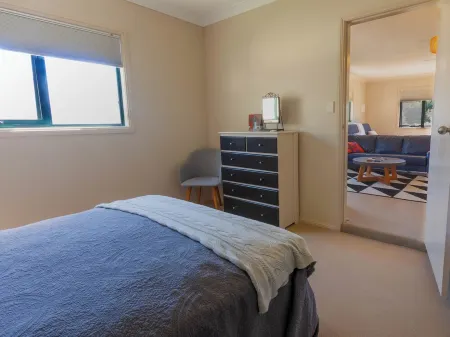 Farmstay at Fleece, Flock & Fibre an historic railway station in Taralga Отели в г. Миртлевилл