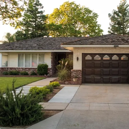 Modern Home 3-Br Retreat — Quiet, Cozy, & Family-Friendly in Fresno.